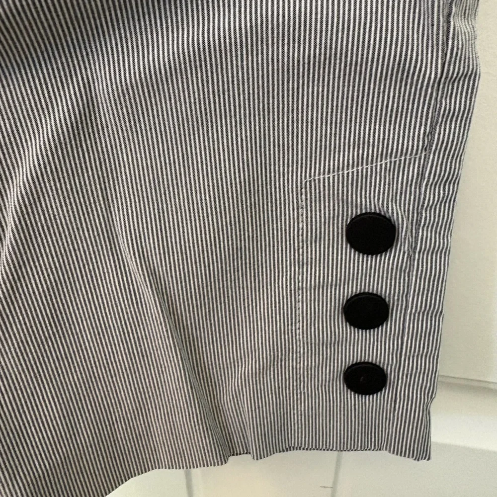 Bella Rose grey/white pinstripe Capri with 3 button detail. Size Large.